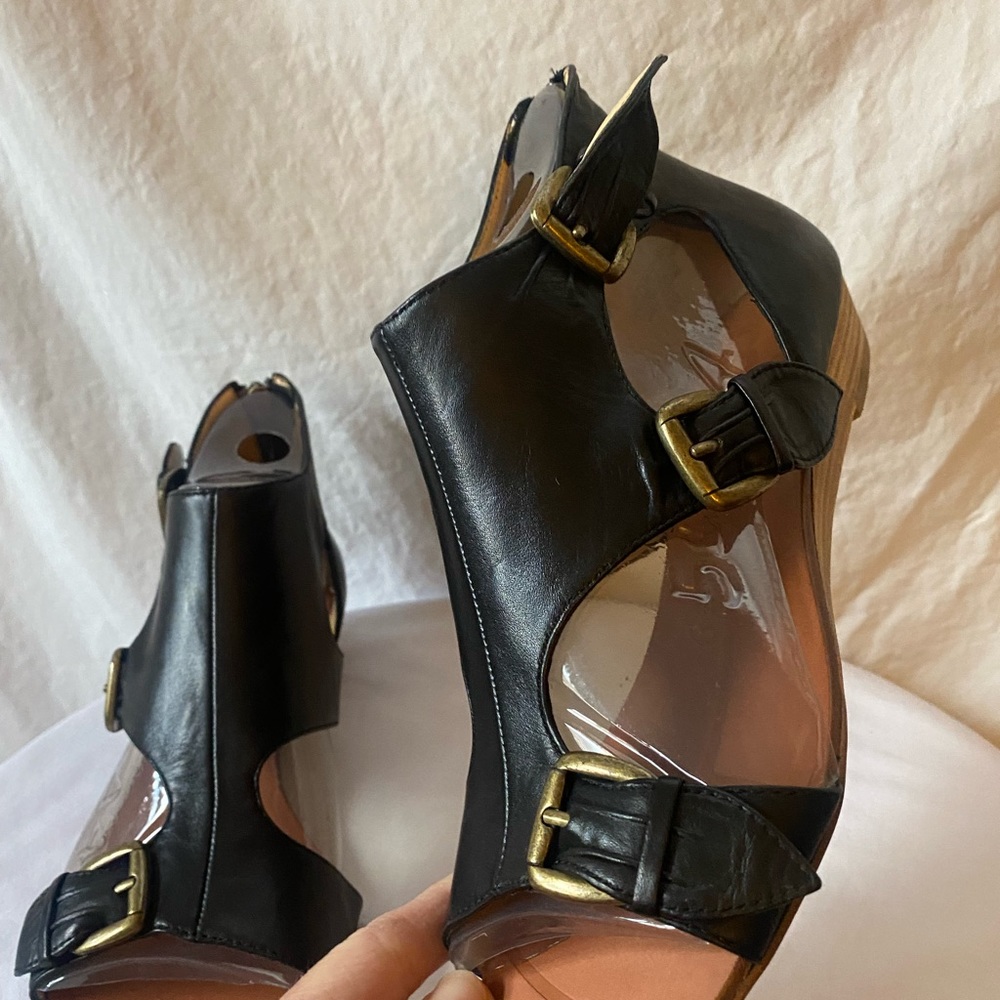 Gold buckle sandals 👡